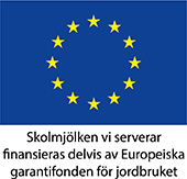 Blå flagga med stjärnor i cirkel. Text: Skolmjölken vi serverar finansieras delvis av Europiska garantifonden för jordbruket