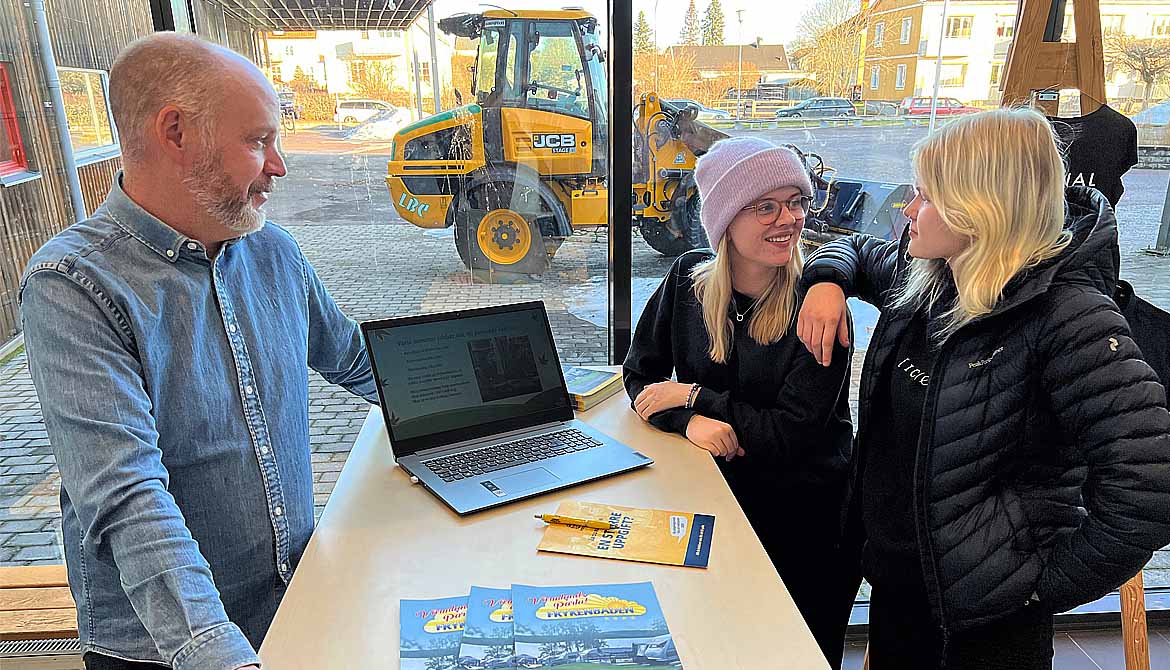 Frykenbadens Magnus Christoffersson samtalar med eleverna Saga Ellström och Cornelia Jäger.