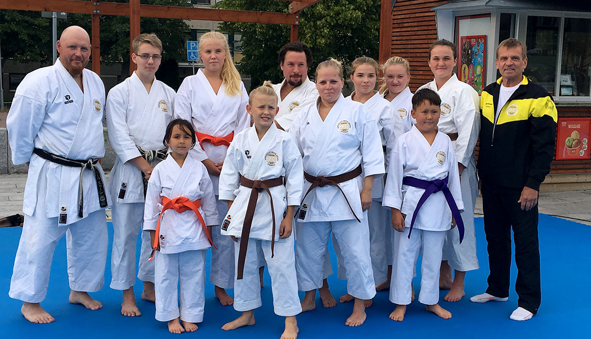 En grupp människor i karatekläder
