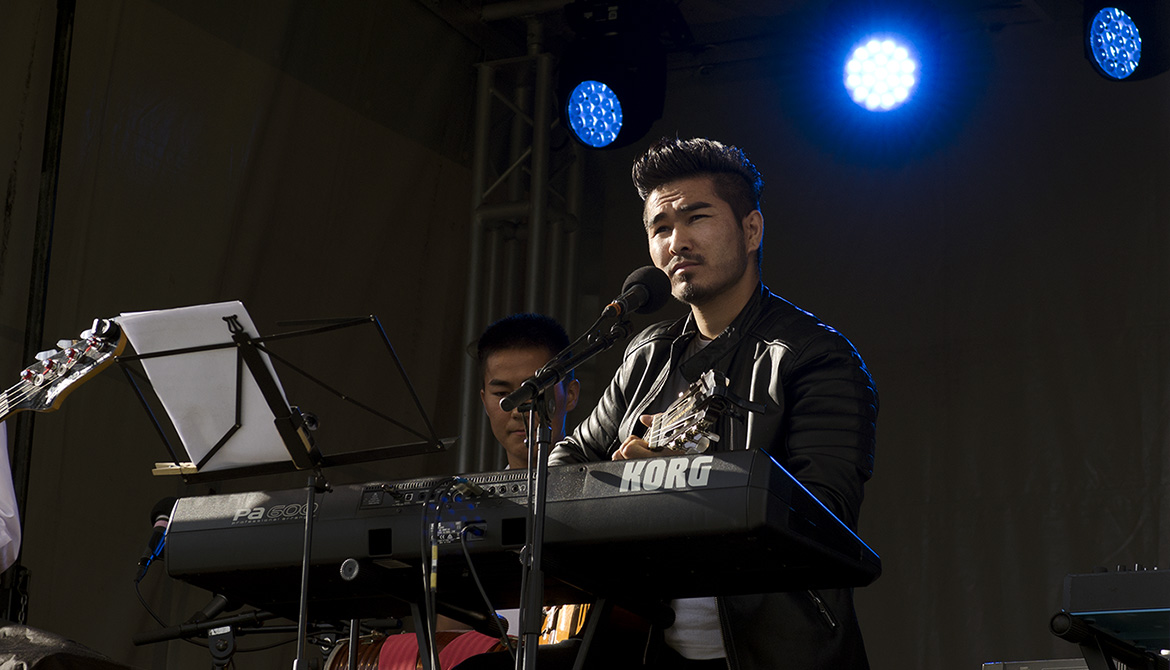 En man spelar musik på en scen