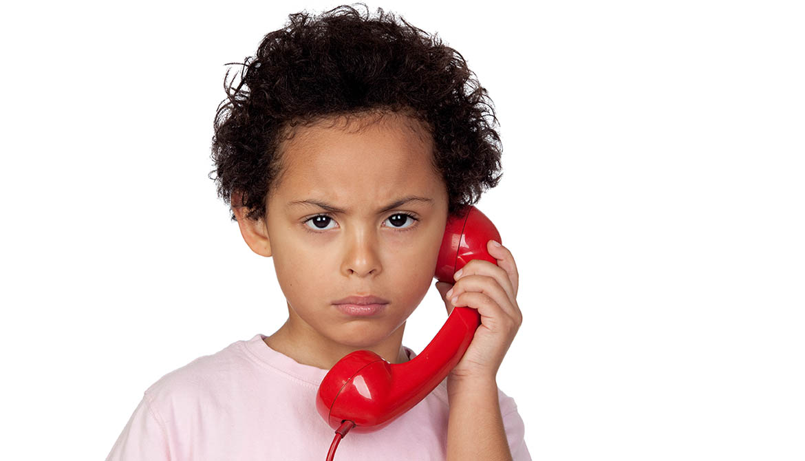 Argt barn med röd telefonlur