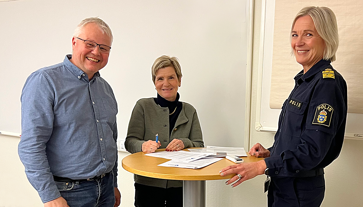 Anders Johansson (S), kommunstyrelsen ordförande, Sigbrith Martinsson t.f. kommundirektör och Ulrika Sundström chef polisområde Karlstad samlade för att skriva under medborgarlöftet. 