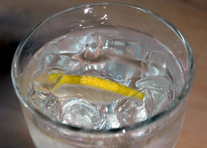 Vattenglas med is och citron