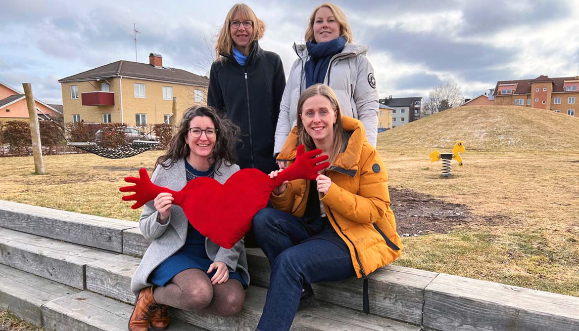 Maria, Helena, Petra och Annika från Kils kommun på Gröna torget. De håller i ett rött hjärta.