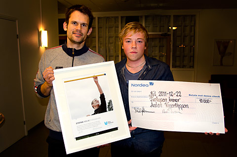 Stefan Holm med diplom och Anton Wigarthsson med stipendiechecken på 10 000 kronor.