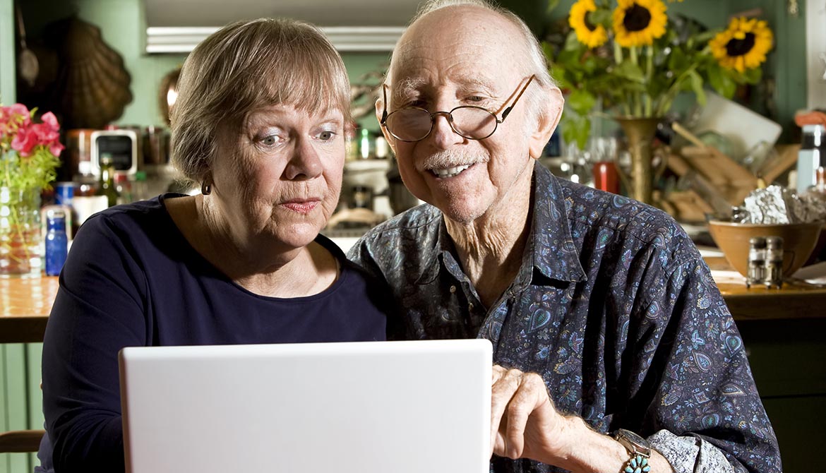 En kvinna och en man tittar på en datorskärm