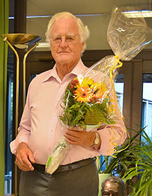 Olle Söderlund och en blombukett