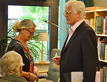 Bibliotekschef Lena Hassellund tillsammans med föreläsaren Olle Söderlund