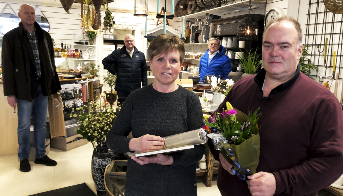 Carina Jansson och Patrick Näslund i sin butik med blommor och diplom. I bakgrunden syns från vänster näringslivschef Mikael Kindberg och kommunalråd Anders Johansson (S) och Kenneth Bengtsson (C).