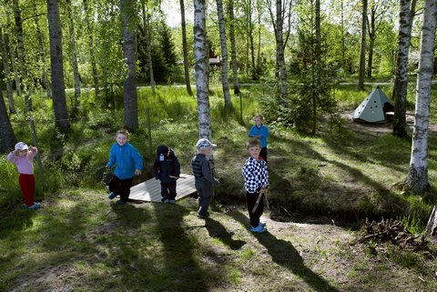 Barn ute i förskolans egen skog