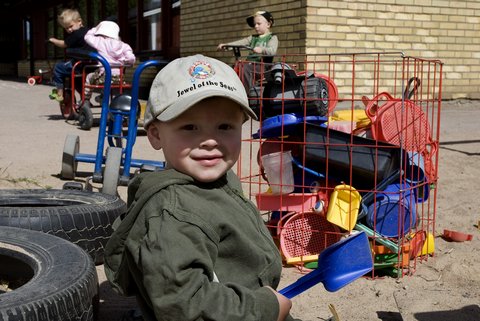 Barn cyklar ute på förskolans gård