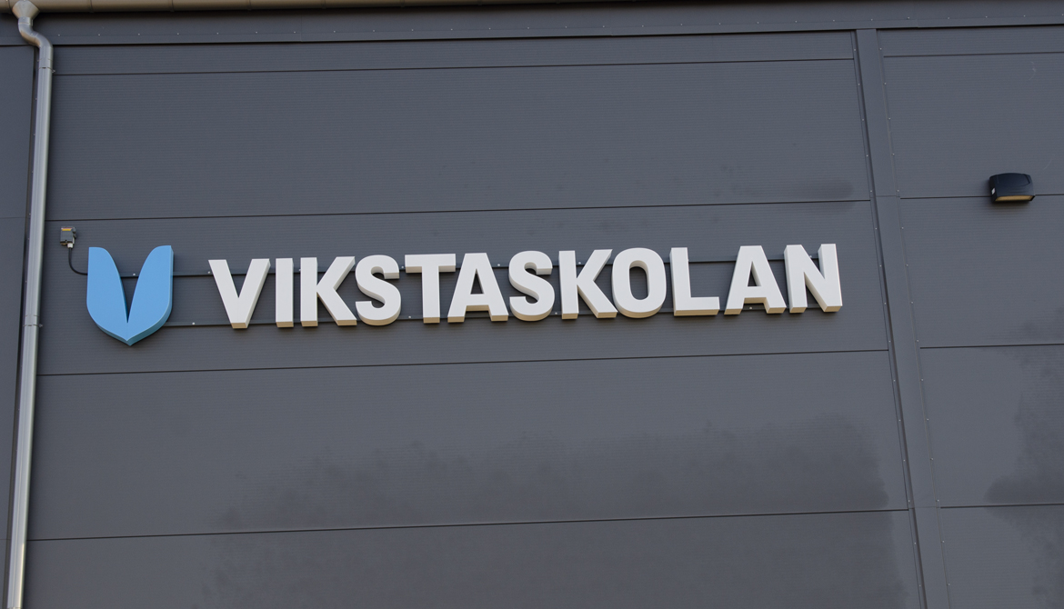 En skylt med Kils kommuns symbol och texten Vikstaskolan.