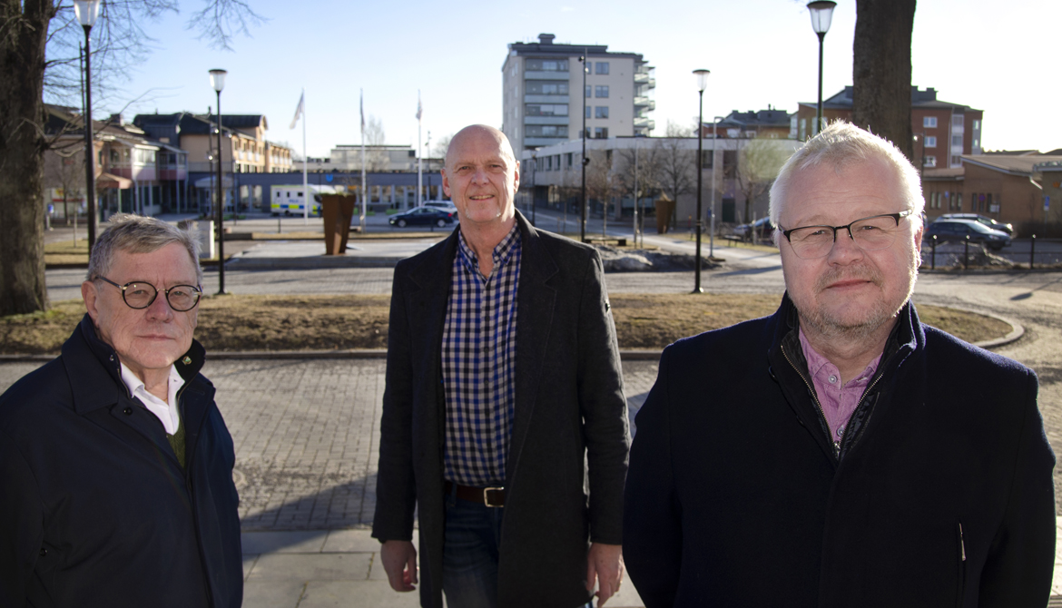Kommunalrådet Kenneth Bengtsson (C), näringslivschef Mikael Kindberg och kommunalrådet Anders Johansson (S) i Kils centrum.