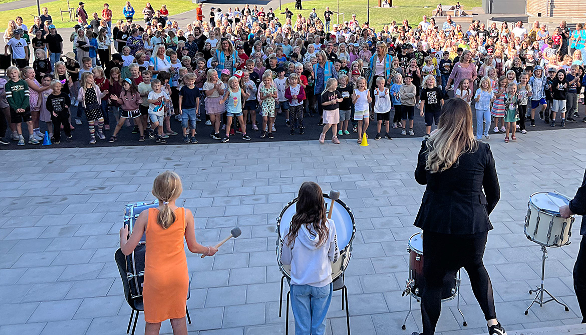 Elever och personal sjunger sången Vi är nya Viksta på invigningen.