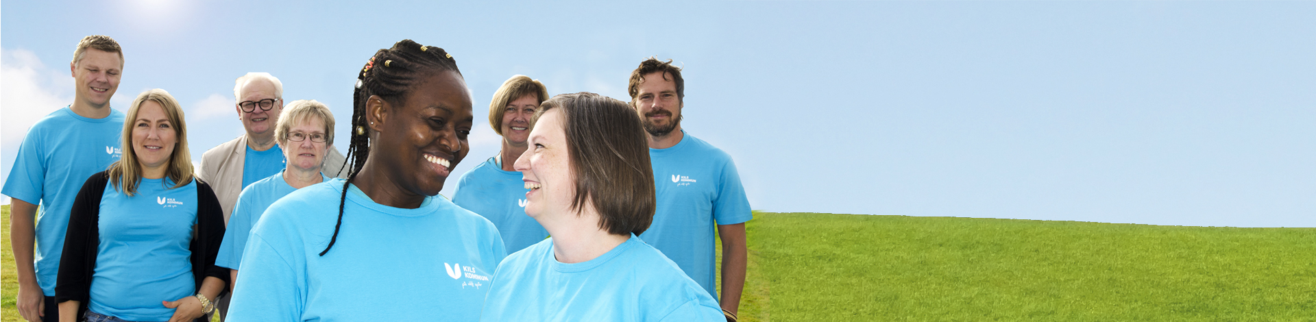Människor i blå t-shirtar med Kils kommuns logotype 