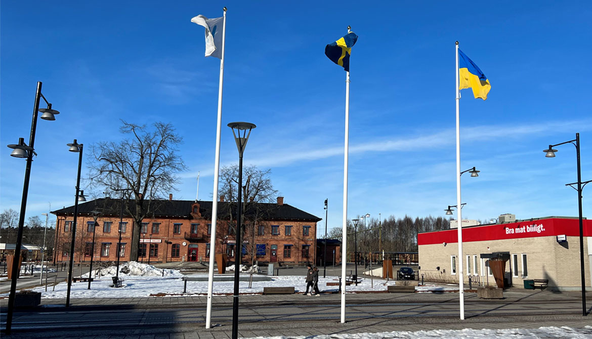 En bild på Kils kommuns flagga, svenska flaggan och den ukrainska flaggan.