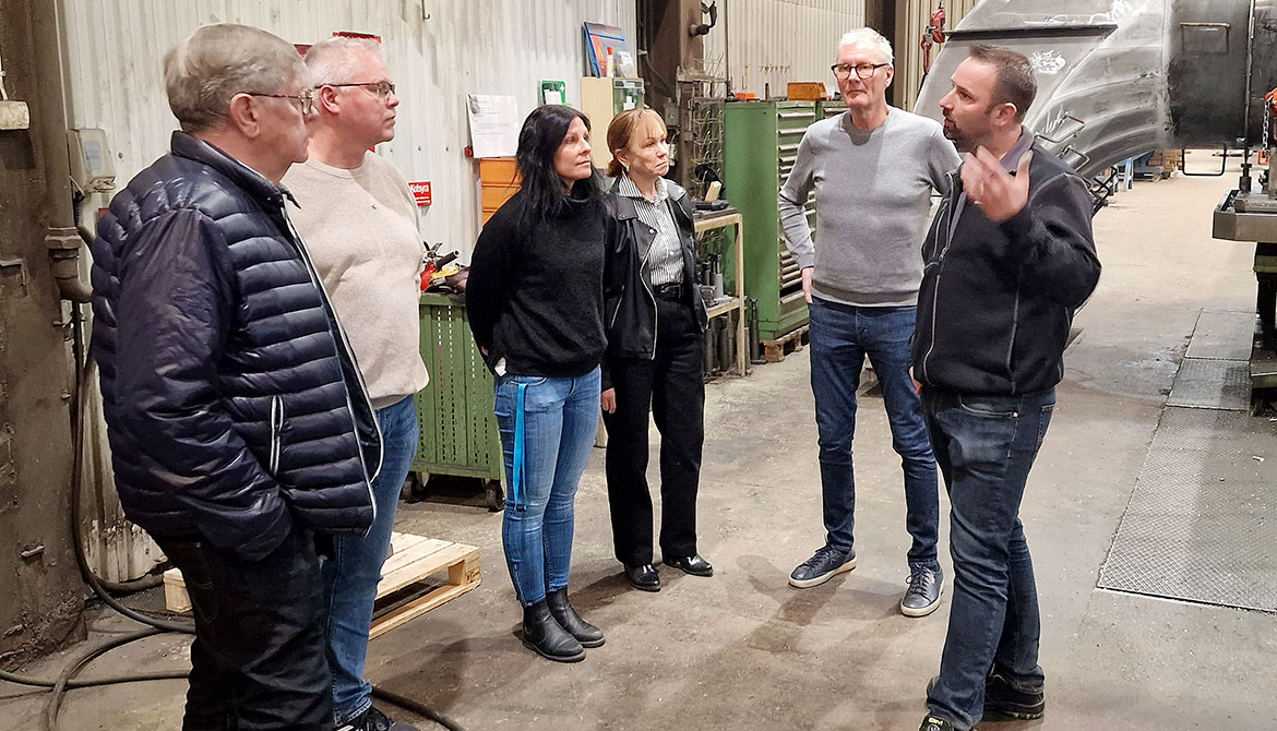 Bild från företagsbesök. VD Rikard Doverhäll(till höger i bild) berättar för besökarna från Kils kommun. 